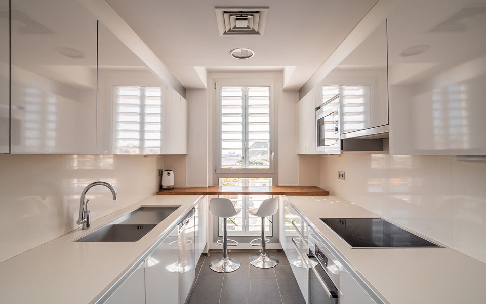 Aydınlık ve temiz modern ev mutfağı — ev ilaçlama hizmeti