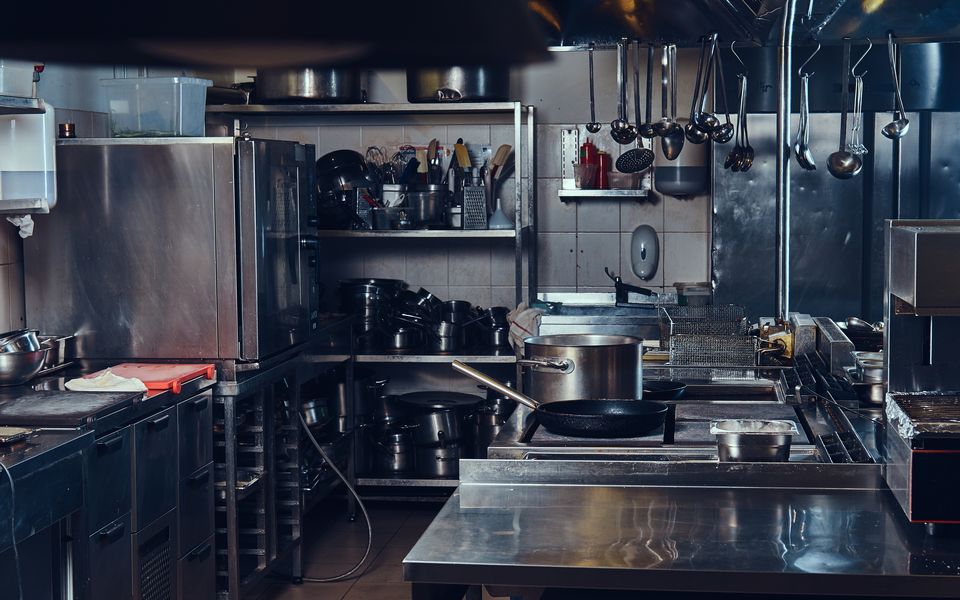 Endüstriyel restoran mutfağı — kurumsal ilaçlama hizmeti